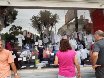 Útiles escolares: la familia compró distinto este año en Tienda Los Amigos 
