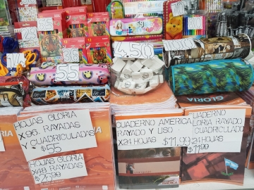 Útiles escolares: la familia compró distinto este año en Tienda Los Amigos 