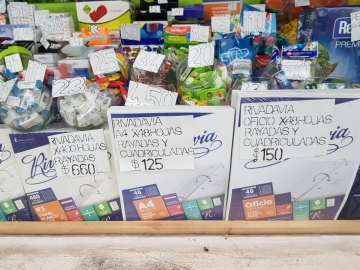 Útiles escolares: la familia compró distinto este año en Tienda Los Amigos 