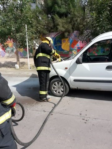 Leones: principio de incendio en un utilitario 