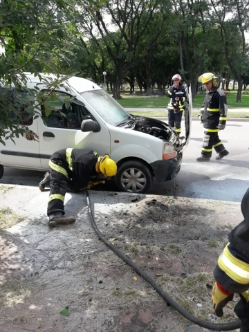 Leones: principio de incendio en un utilitario 
