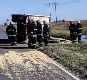 Marcos Juárez: volcó un camión que transportaba cereal