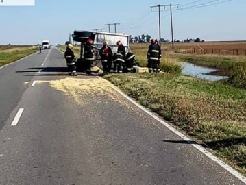 Marcos Juárez: volcó un camión que transportaba cereal