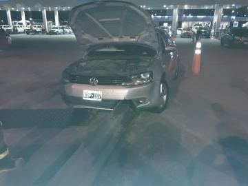 Leones: automovilista impactó con guardarail en autopista
