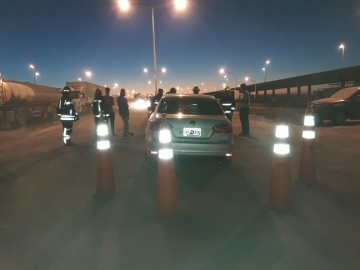 Leones: automovilista impactó con guardarail en autopista