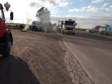 Camioneros reclaman frente a la planta de la cooperativa Unión