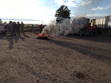 Camioneros reclaman frente a la planta de la cooperativa Unión