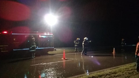 Gral Roca: camionero volcó en autopista, la carga quedó sobre la carpeta asfaltica