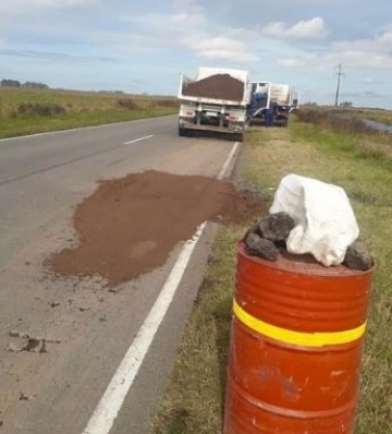 La municipalidad de Leones realizó un arreglo provisorio del bache en la ruta 59 

