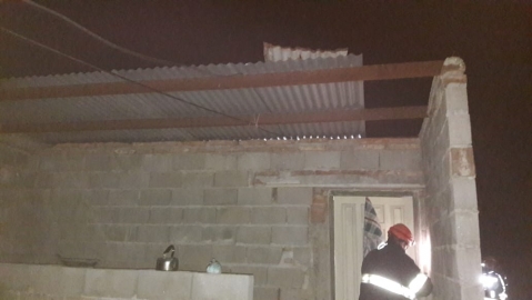 Leones: una familia fue evacuada por el viento que se llevó parte del techo de su vivienda