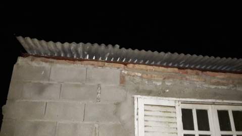 Leones: una familia fue evacuada por el viento que se llevó parte del techo de su vivienda