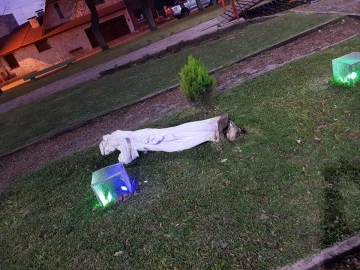Armstrong: vandalismo en la plaza Flotron