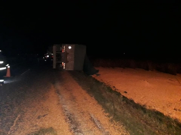 Gral Roca: vuelco de un camión, transito interrumpido sobre ruta 9 