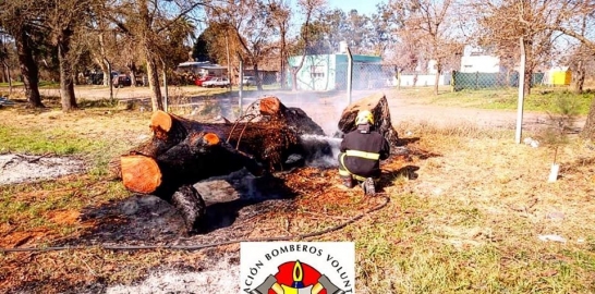 Bomberos voluntarios dos salidas por incendio