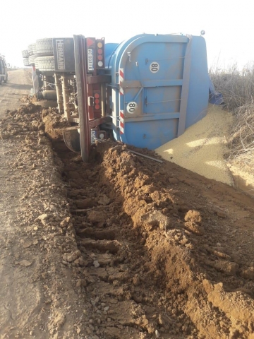 Gral Roca: volcó un camión en zona rural