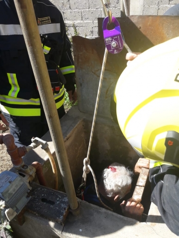 Leones: bomberos rescató a un abuelo que cayó a un aljibe