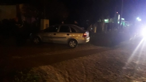 Leones: una pareja sufrió lesiones en sus miembros al chocar con un automóvil