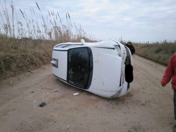 Leones: vuelco en solitario en camino rural hacia Monte Buey
