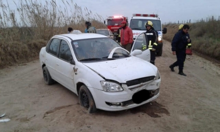 Leones: vuelco en solitario en camino rural hacia Monte Buey