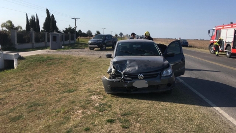 Accidente entre dos vehículos a metros del mástil en el ingreso a Leones