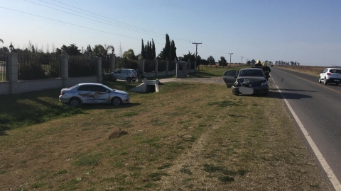 Accidente entre dos vehículos a metros del mástil en el ingreso a Leones