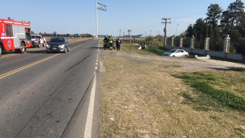 Accidente entre dos vehículos a metros del mástil en el ingreso a Leones