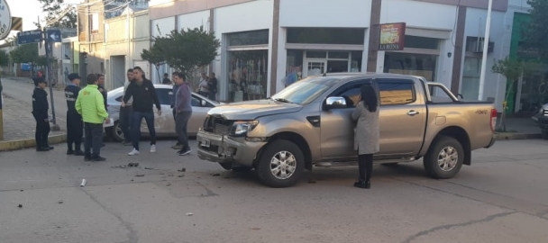 Marcos Juárez: fuerte accidente en la esquina de 1º y 25 de Mayo