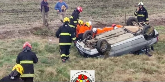 Vuelco en solitario sobre ruta 12