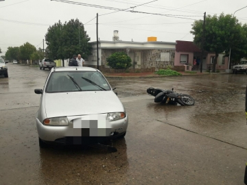 Leones: motociclista sufrió lesiones en piernas al chocar con un automóvil 

