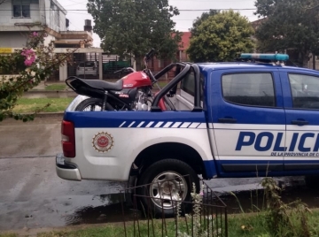 Agredieron a un efectivo y dañaron un móvil policial por incumplir la cuarentena