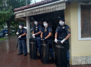 Agredieron a un efectivo y dañaron un móvil policial por incumplir la cuarentena