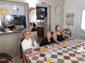 “Les dijimos a las abuelas que estamos en un crucero para sobrellevar la cuarentena” dijo la encargada de Las Magnolias 1