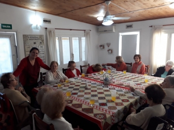 “Les dijimos a las abuelas que estamos en un crucero para sobrellevar la cuarentena” dijo la encargada de Las Magnolias 1