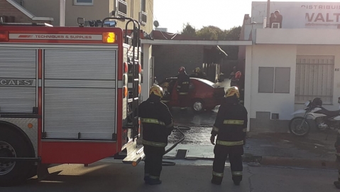 Marcos Juárez: Incendio de un auto que estaba en un garaje