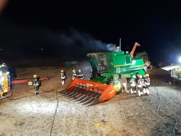 Se prendió fuego una cosechadora al norte de Leones