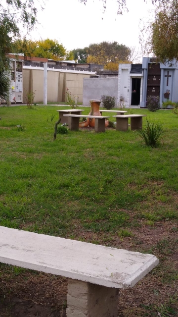 Sólo familiares directos, con barbijo y distanciamiento social en los sepelios