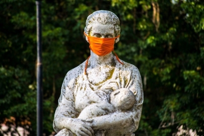 Las Parejas: desde hoy estatuas, próceres y bustos lucen tapa bocas 