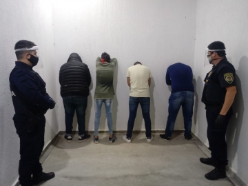 En Leones 9 jóvenes fueron detenidos por participar de una reunión de amigos 