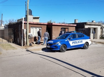 Le robaron 2 garrafas y las recuperó en una casa cercana