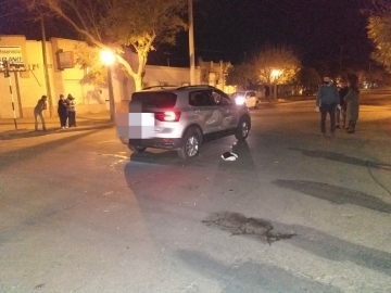 Motociclista trasladado al hospital por chocar con un auto 