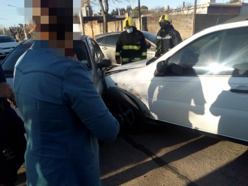 Dos mujeres trasladadas al hospital por choque entre autos