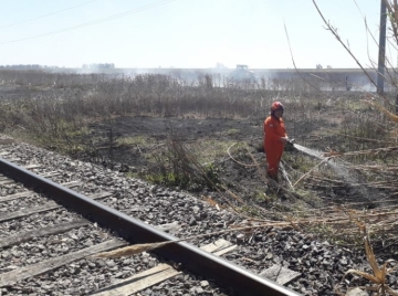 Se incendió una hectárea y media en un campo, usaron 8000 litros de agua