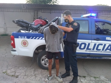 Escapó hacia un terreno donde había estupefacientes, balanzas y 200 mil pesos en efectivo
