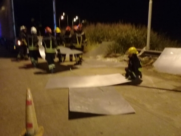 16 bomberos trabajaron para recuperar la carga de un camión