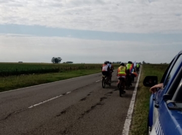 Policía acompañó a 11 atletas ciegos a cruzar la ruta

