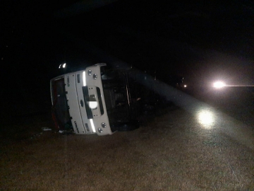 Vuelco de camión con conductor herido en autopista