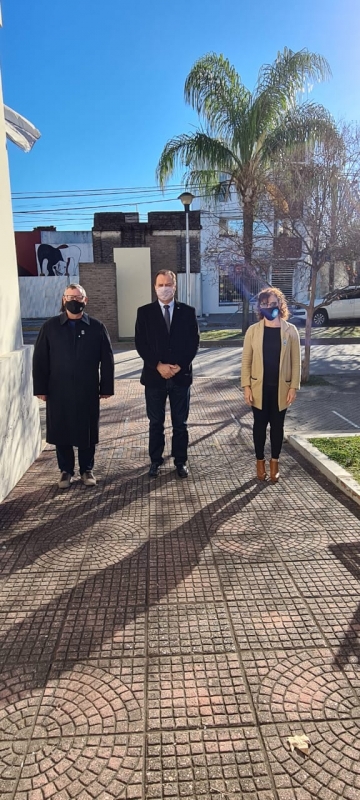 Autoridades izaron la bandera por el día patrio 