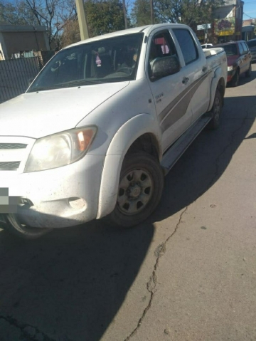 Incendio de automóvil que estaba en una cochera

