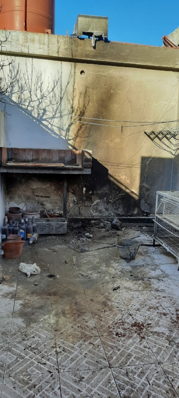 Incendio de automóvil que estaba en una cochera

