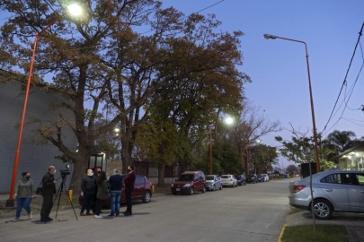 Se inauguraron las nuevas luminarias led frente al Club Defensores
